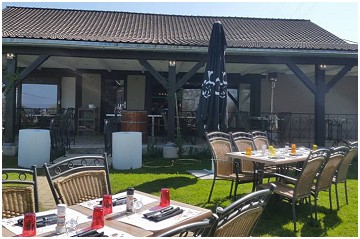Les Papilles Restaurant in Évrehailles